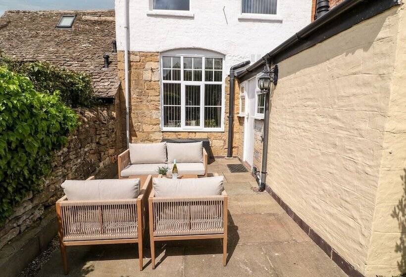 The Cottage At Broadway