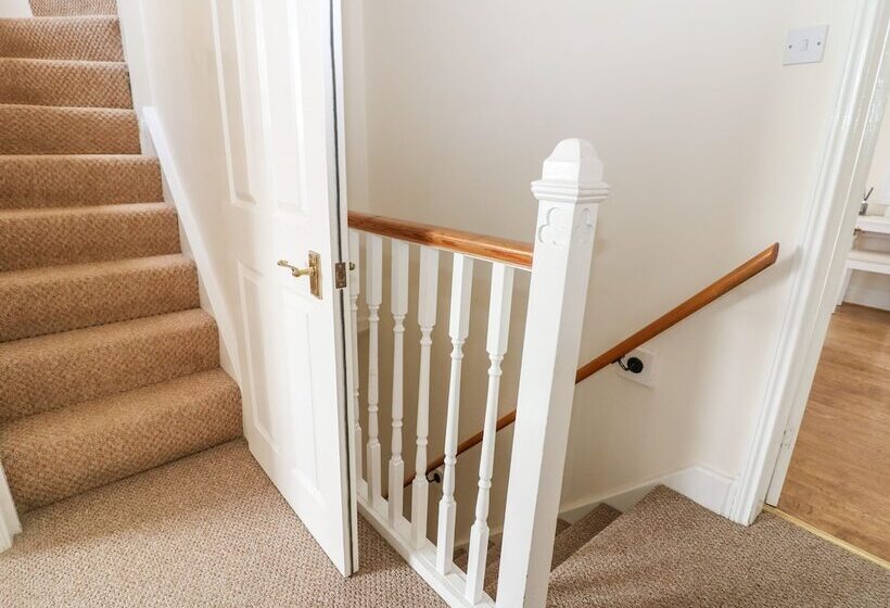 The Cottage At Broadway