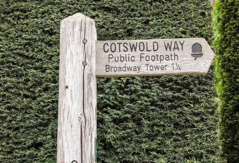 The Cottage At Broadway