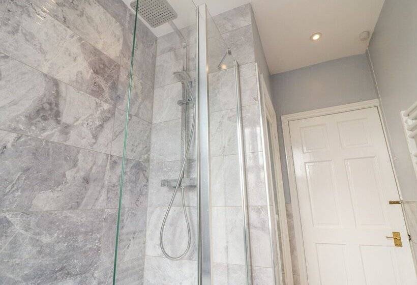 The Cottage At Broadway