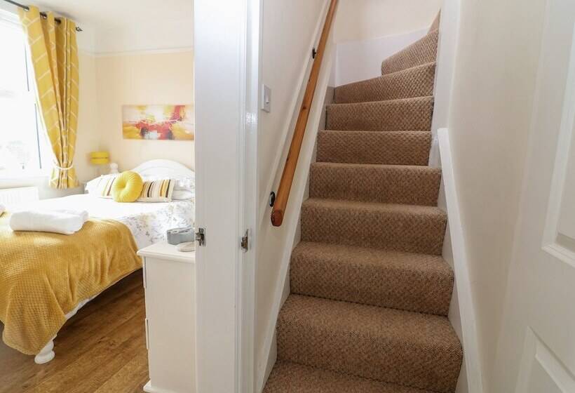 The Cottage At Broadway