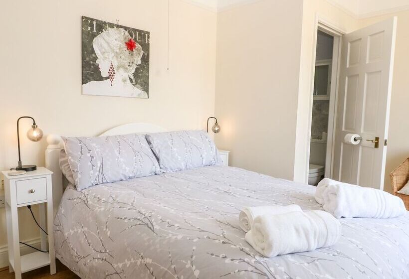 The Cottage At Broadway