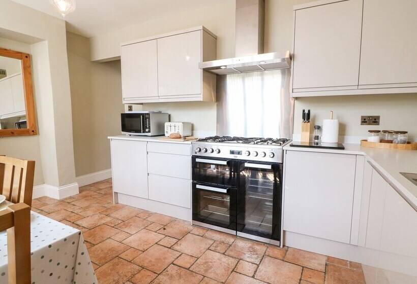 The Cottage At Broadway