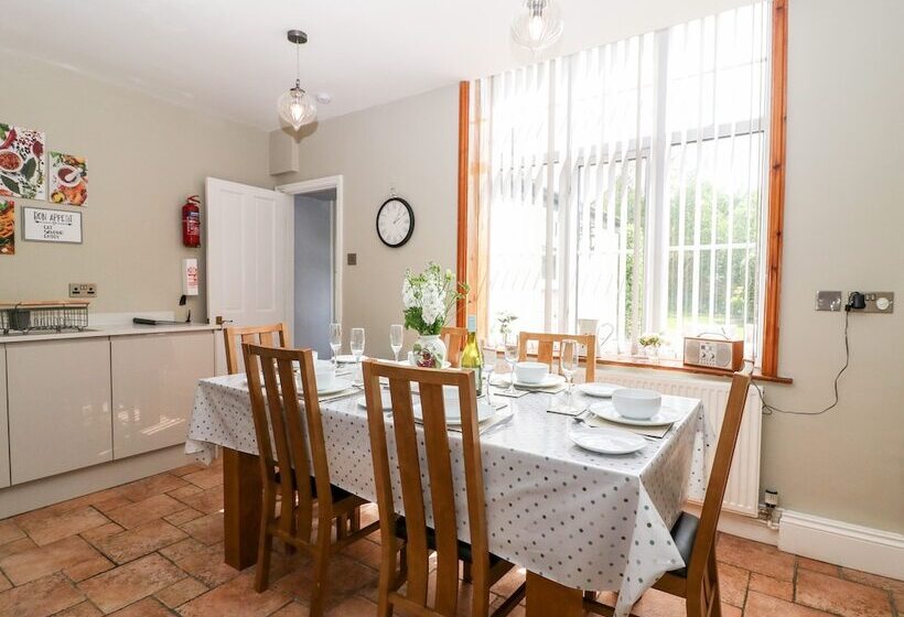 The Cottage At Broadway