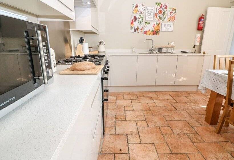 The Cottage At Broadway