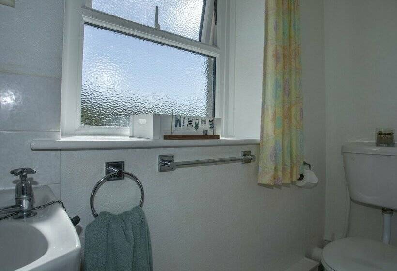 17 Victoria Terrace Perthi