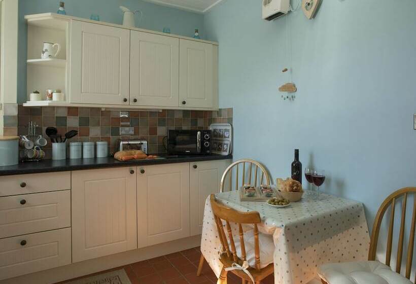 17 Victoria Terrace Perthi