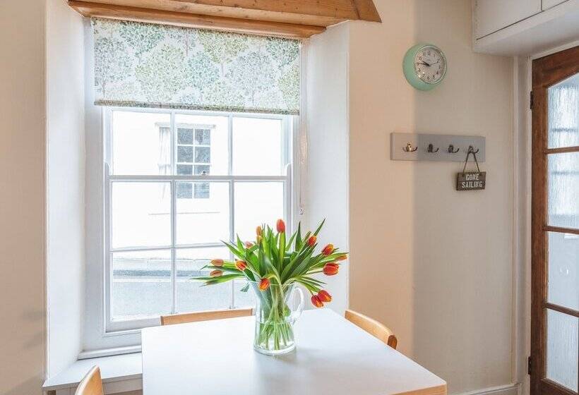 14a Courtenay Street