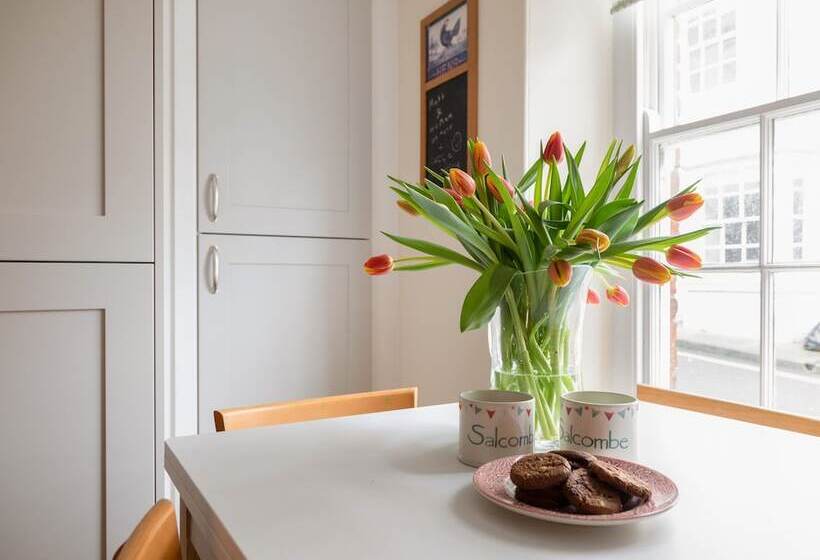 14a Courtenay Street