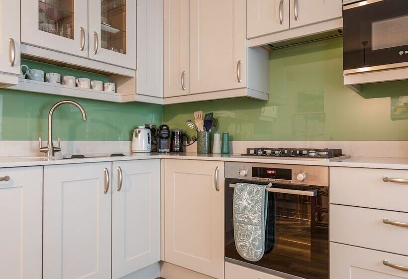 14a Courtenay Street