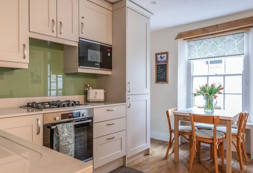 14a Courtenay Street