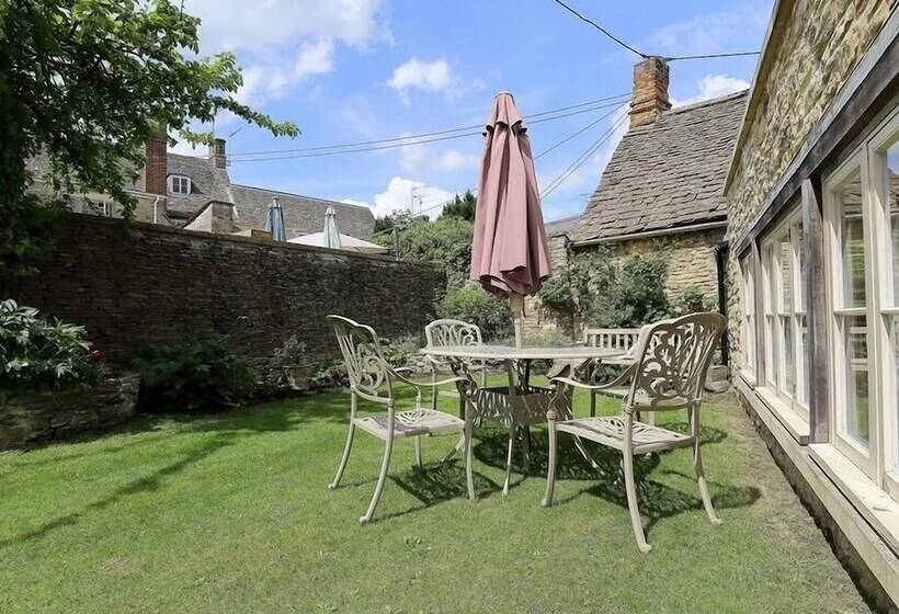 Coach House Burford