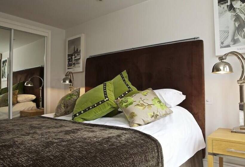 Diddly Squat, 43 Dart Marina