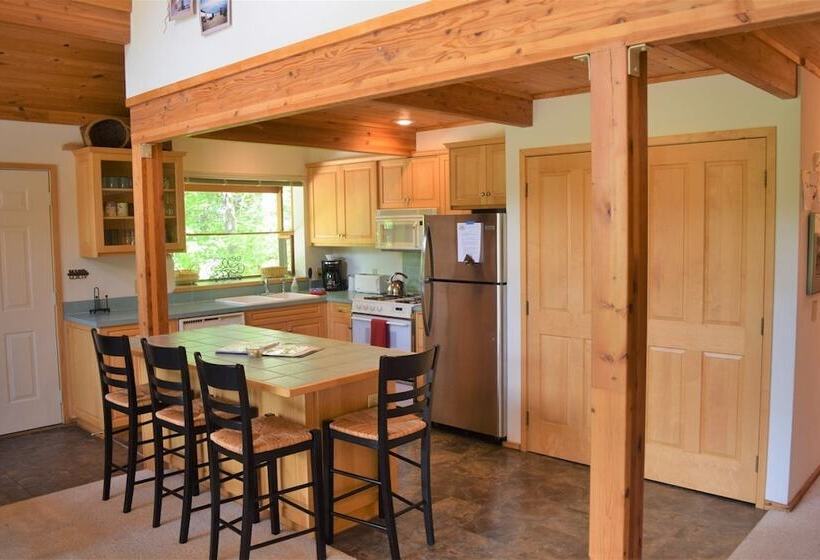 Goat Rocks Retreat