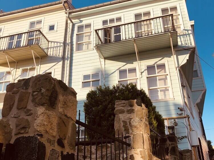 هتل Calikusu Tarihi Besevler