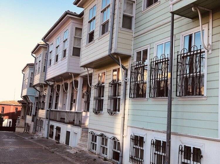 هتل Calikusu Tarihi Besevler