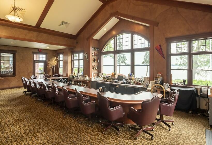 Отель Vinifera Inn A Belhurst Property