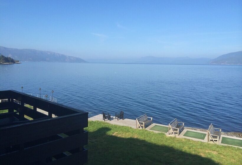 בית מלון כפרי Brekkestranda Fjord