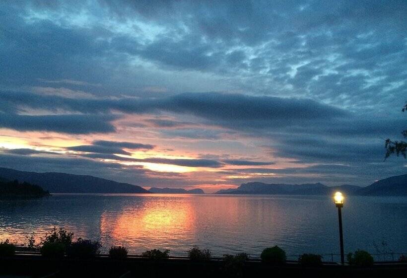 בית מלון כפרי Brekkestranda Fjord