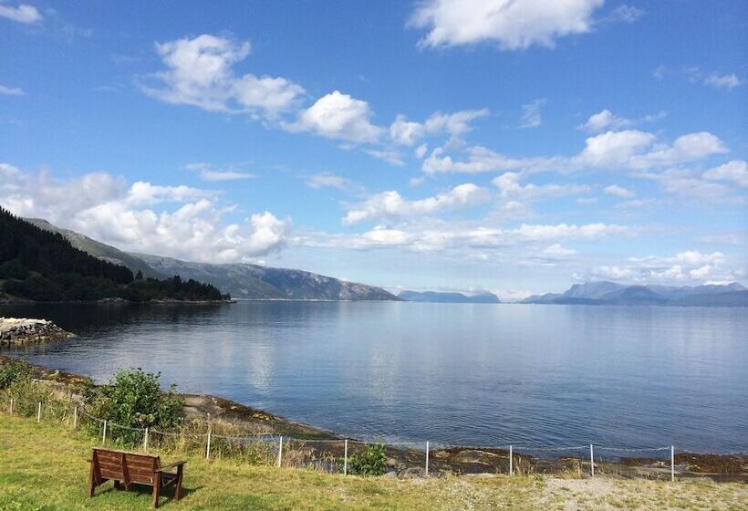 בית מלון כפרי Brekkestranda Fjord