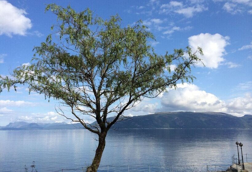 בית מלון כפרי Brekkestranda Fjord