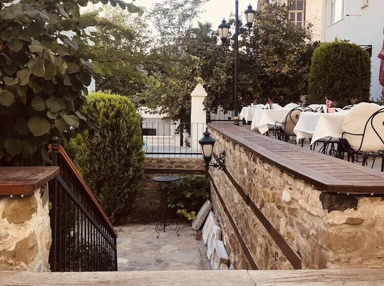 هتل Calikusu Tarihi Besevler