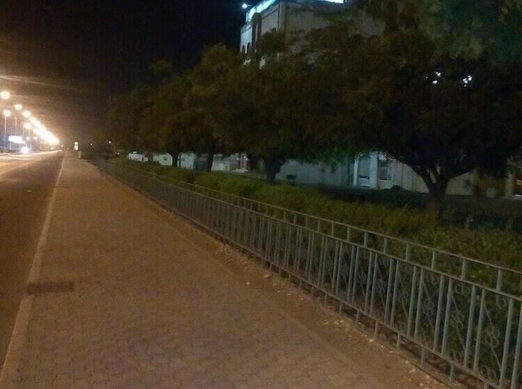 هتل Five Continents