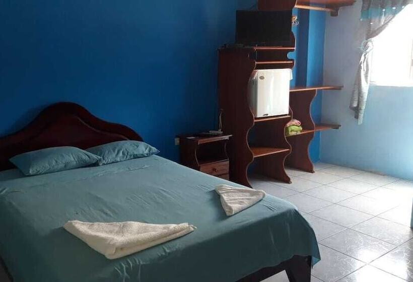 هتل Hostal Los Delfines