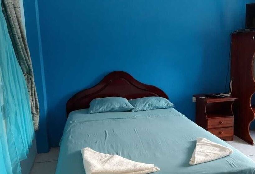 هتل Hostal Los Delfines