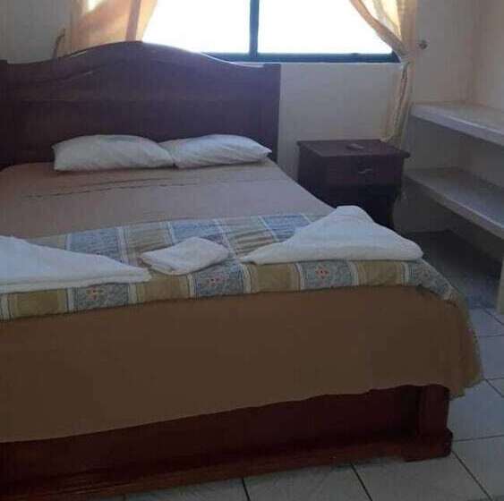 هتل Hostal Los Delfines