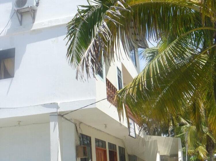 هتل Hostal Los Delfines