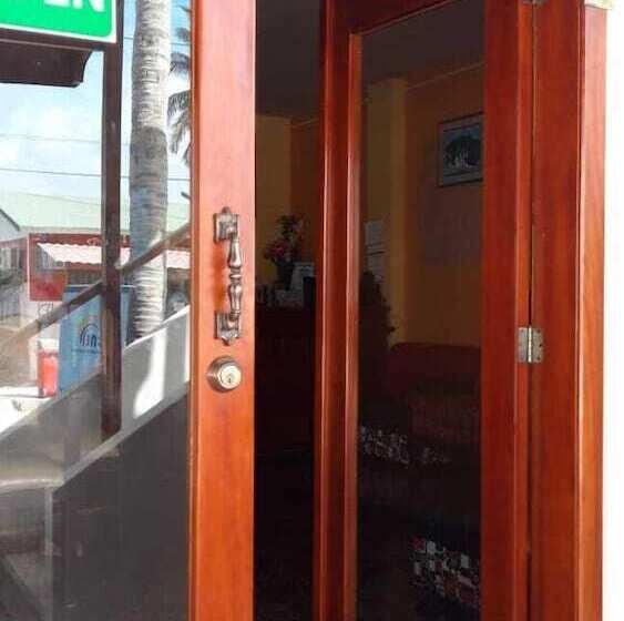 هتل Hostal Los Delfines