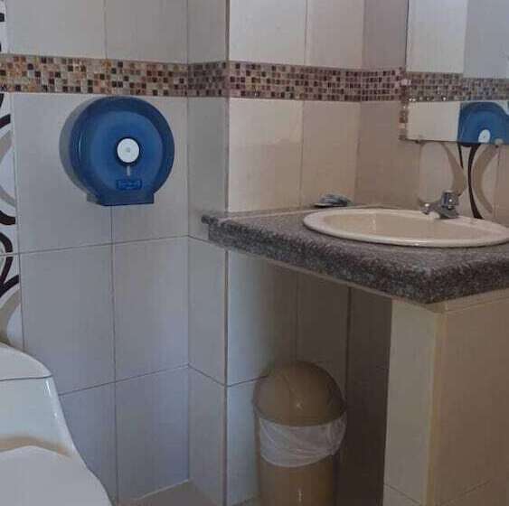 هتل Hostal Los Delfines