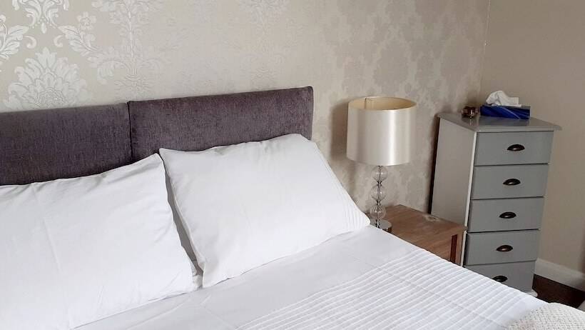בית מלון כפרי Queens Rooms