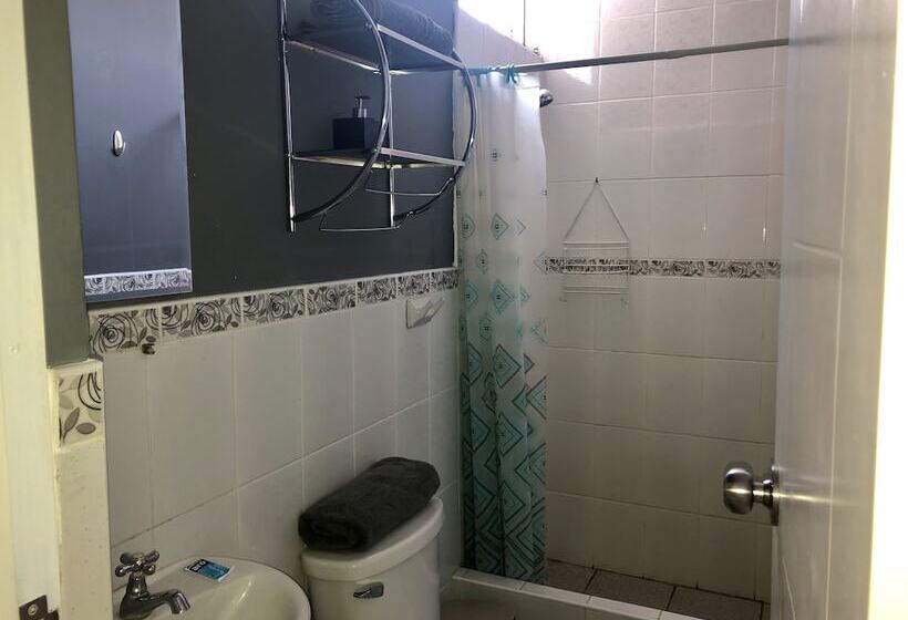 בית מלון כפרי The Airport House