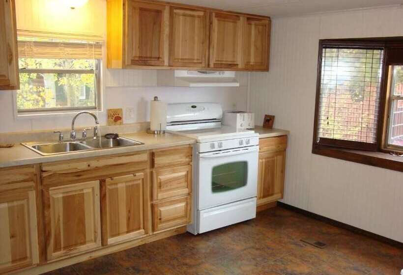 בית מלון כפרי Yellowstone Wildlife Cabins