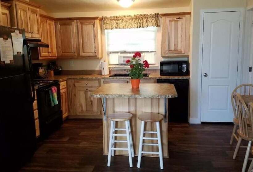 בית מלון כפרי Yellowstone Wildlife Cabins