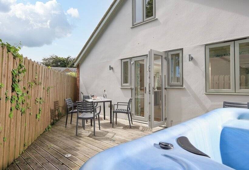 Keepers Lodge, Hillfield Village