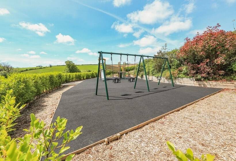 Keepers Lodge, Hillfield Village