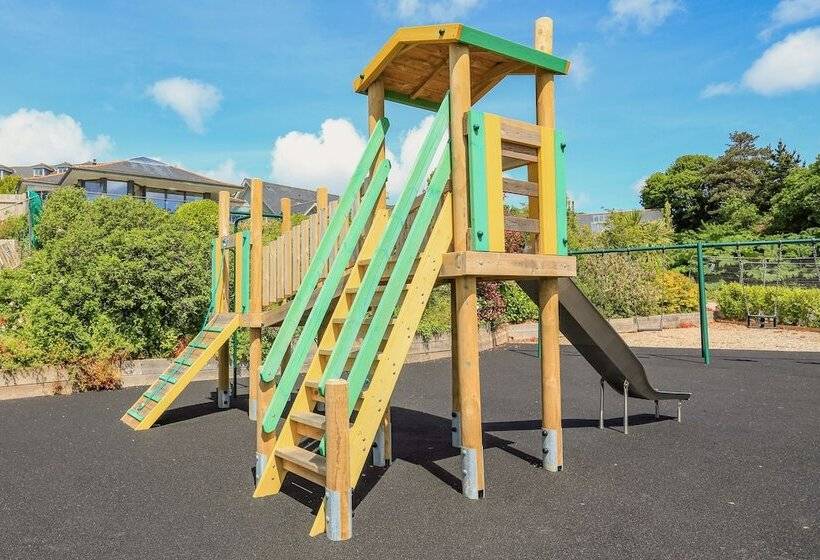 Keepers Lodge, Hillfield Village