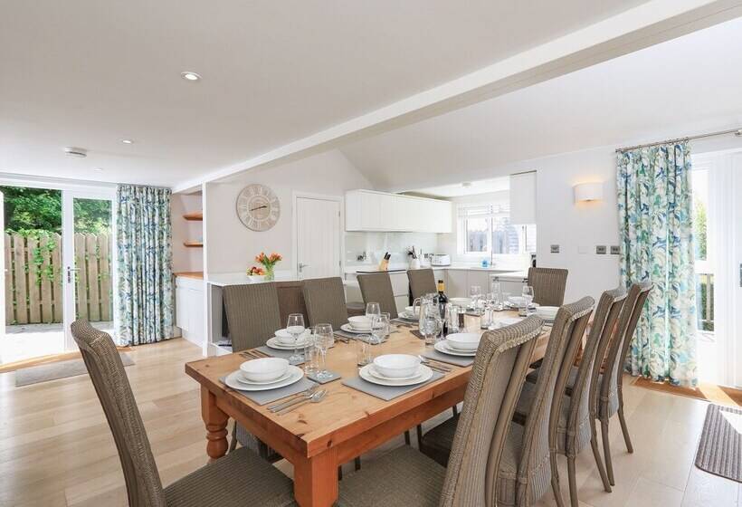 Keepers Lodge, Hillfield Village