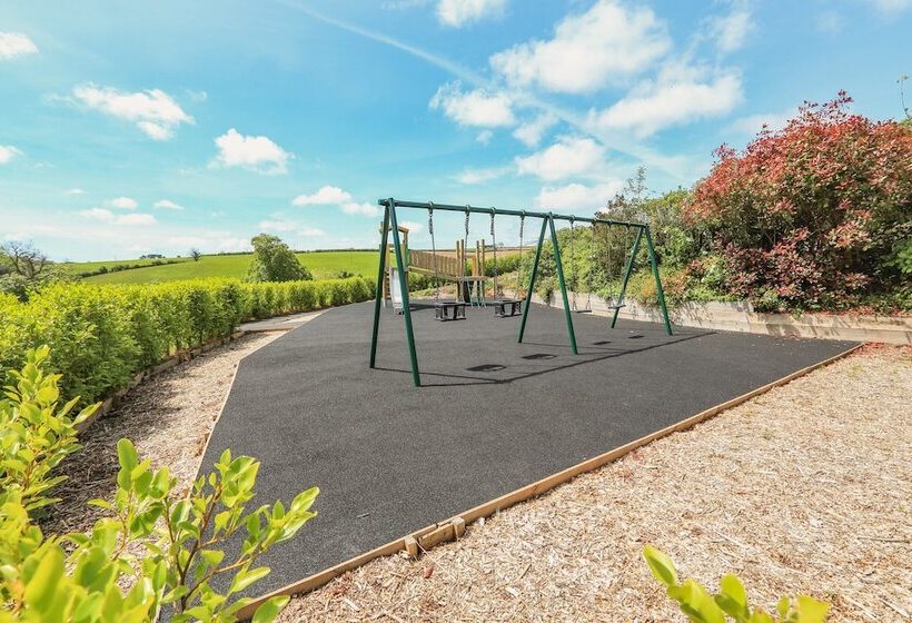 Keepers Lodge, Hillfield Village