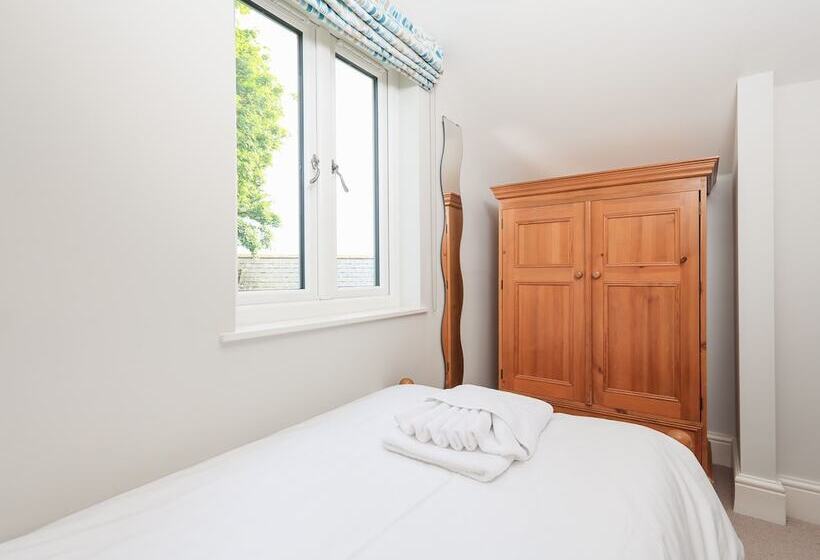 Keepers Lodge, Hillfield Village