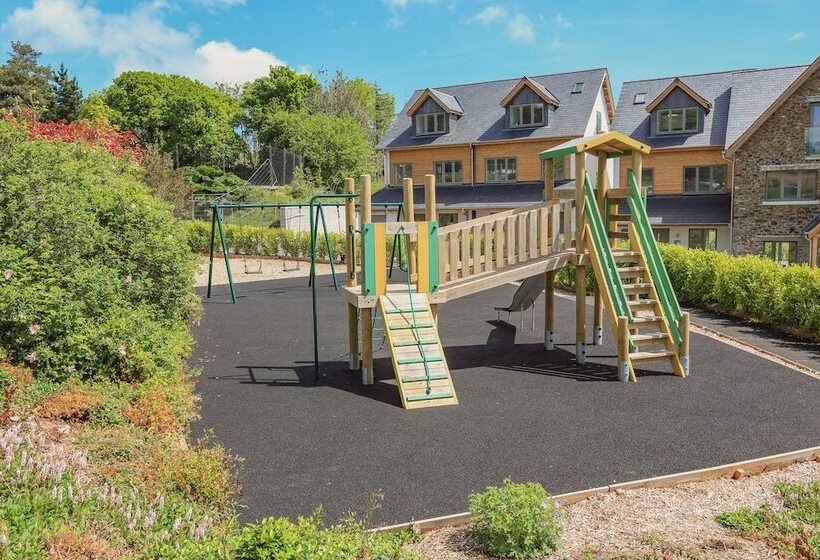 Keepers Lodge, Hillfield Village