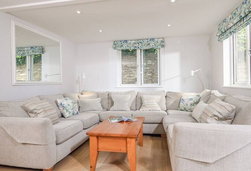 Keepers Lodge, Hillfield Village