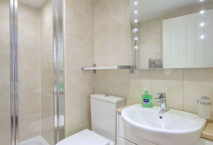 Keepers Lodge, Hillfield Village