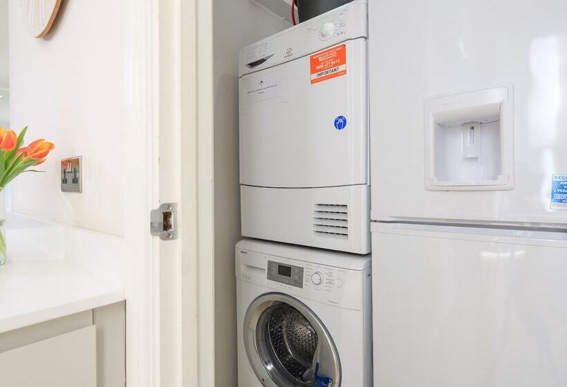 Keepers Lodge, Hillfield Village