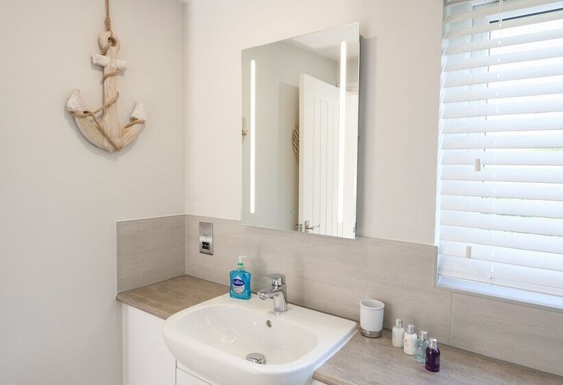 Keepers Lodge, Hillfield Village