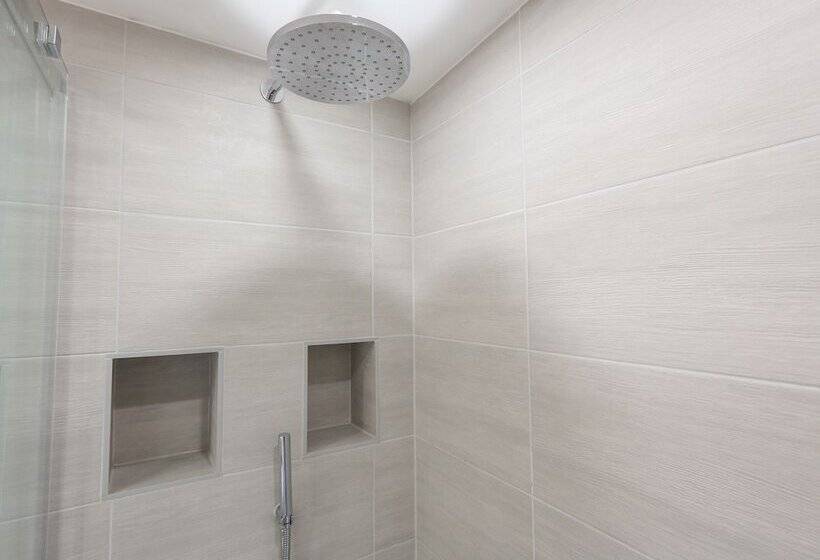 Keepers Lodge, Hillfield Village