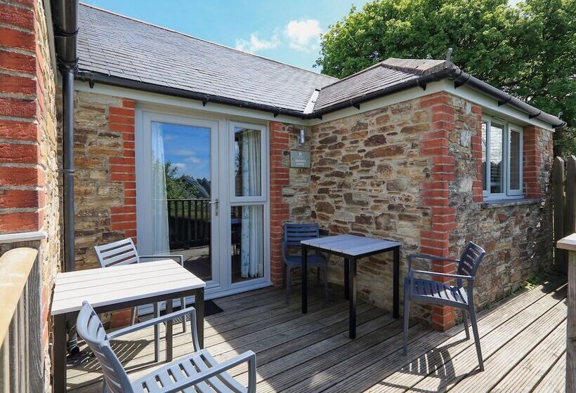 Keepers Lodge, Hillfield Village